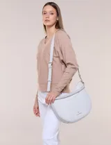 Cartera de hombro de silueta semicircular, marca Nanette Lepore. Modelo amplio de estructura flexible y diseño sofisticado, confeccionada en cuero sintético de textura graneada. Cuenta con cierre principal superior, asa corta integrada y correa larga cruzada regulable y desmontable. Presenta detalle de costura ornamental curva en el frente y logo metálico dorado aplicado en la parte inferior.