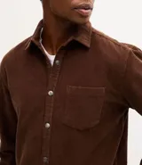 Camisa de hombre confeccionada en tejido de pana (cotelé) de algodón, con cuello solapa, cierre frontal abotonado, mangas largas con puños y un bolsillo aplicado en el pecho.