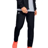 Pantalón deportivo Under Armour de hombre, color negro, confeccionado en tejido ripstop elástico resistente al viento y al agua. Cuenta con forro de malla, pretina elástica con cordón ajustable, bolsillos laterales y cierres en los tobillos.