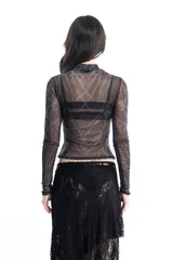 Top de mangas largas de tul negro traslúcido con cuello alto y estampado abstracto en tonos grises.
