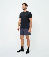 Remera deportiva de hombre con tecnología Dry, confeccionada en tejido de poliéster texturizado. Presenta cuello redondo, mangas cortas y detalles reflectantes en los hombros.