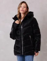Campera puffer de acabado satinado en color negro, con diseño capitoneado horizontal. Cuenta con cierre frontal metálico, capucha fija con interior de piel sintética y bolsillos laterales con cierre. Incluye puños internos de tejido elastizado con abertura para el pulgar y logo metálico en la manga.