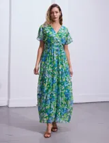Vestido largo de gasa estampada con flores en tonos verde y azul, escote en V delantero y trasero, corte en la cintura con punto smock y mangas cortas.