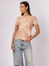 Remera de manga corta Calvin Klein con estampado animal print en tonos marrones y blancos. Presenta un corte regular y cuello redondo clásico.