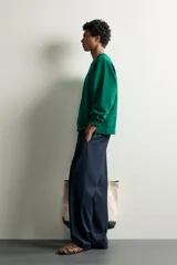 Sudadera de corte regular fit en color verde, con cuello redondo, manga larga raglán y acabados en rib elástico en cuello, puños y dobladillo.