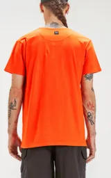 Remera de algodón pima peruano color naranja vibrante, con cuello redondo y manga corta, corte slim fit.