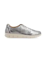 Sneakers de cuero metalizado en color plateado, con diseño de líneas simples, cordones claros y suela blanca cómoda.