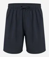 Bermuda deportiva masculina con cintura elástica, cordón de ajuste y bolsillos laterales. Confeccionada en tejido técnico de poliéster ligero, diseñada para brindar libertad de movimiento durante actividades físicas.