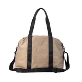 Bolso deportivo color gris claro, con cierres y correas negras. Cuenta con dos asas superiores, bolsillo frontal con cierre y correa extensible ajustable.