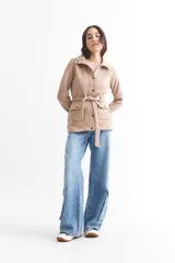 Tapado color beige con cuello solapa, cierre frontal con botones y lazo en la cintura, bolsillos laterales con solapa y corte a la altura de la cadera.