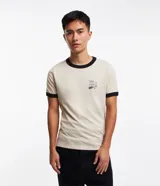 Remera color beige de algodón, modelo baby tee, con cuello y mangas con ribete negro. Estampa en el pecho con la frase "Boys Should Cry".