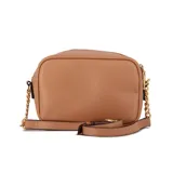 Cartera bandolera Vizzano de diseño rectangular, color bordó, con costuras acolchadas en patrón de chevrón. Presenta una placa metálica dorada con el logo de la marca en el frente y correa combinada de cadena y material sintético.
