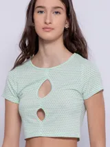 Top corto de manga corta color verde claro con estampado de pequeños cuadros blancos y dos aberturas circulares en el escote.