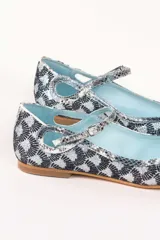 Bailarinas combinadas en tejido de glitter fino con forma de concha y piel a contraste con mini punta y escote en pico.