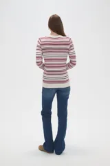 Remera de manga larga al cuerpo, confeccionada en tejido de viscosa con diseño de rayas horizontales en tonos rosados, blancos y marrones, con cuello a la base y puños con detalle de botones.
