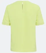 Blusa blanca de poliéster con cuello redondo, mangas cortas, cierre trasero en forma de gota, pequeñas aberturas laterales y acabados en pespuntes en las mangas y el cuello.