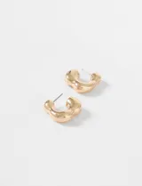 Aros tipo argolla de diseño irregular con acabado metálico brillante.