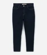 Pantalón de jeans azul oscuro, corte skinny, tiro alto, con bolsillos delanteros y traseros.