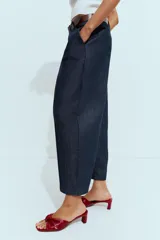 Jeans Z1975 de tiro alto y pernera ancha, estilo wide leg, en denim azul oscuro con costuras en contraste. Cuenta con cintura elástica en la parte trasera, bolsillos delanteros y cierre frontal con cremallera y botón.