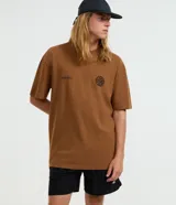 Remera marrón de corte holgado, con cuello redondo, manga corta y estampa circular y pequeña en el pecho.