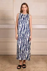 Vestido midi de seda con estampado animal print de leopardo, cuello redondo a la base y ribetes de punto en contraste en cuello y sisas.