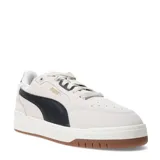 Championes urbanos Puma modelo Shuffle Downtown Sd, confeccionados en gamuza color beige con la icónica franja lateral en cuero sintético negro. Presentan una suela de plataforma en color blanco con base de goma color caramelo.