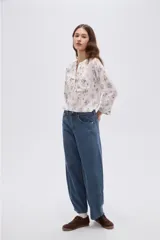 Pantalón jean de tiro medio, con diseño barrel (silueta curva) en tono azul clásico.