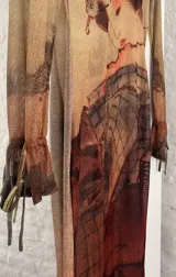 Vestido midi de microtul elastizado con estampado abstracto en tonos marrones y beige. Diseño ajustado al cuerpo, de manga larga y cuello redondo. Transparenta.