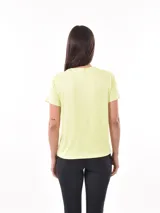 Remera deportiva de manga corta en color lima, con cuello redondo y costuras laterales reforzadas.