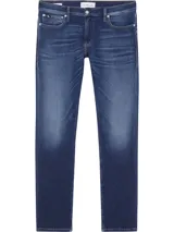 Jeans de hombre Calvin Klein de corte slim, color azul oscuro con efecto desgastado y lavado en la parte frontal de los muslos. Presenta cinco bolsillos y cierre de cremallera.