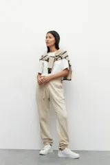 Babucha deportiva de algodón con elástico en la cintura, cordones ajustables y dos bolsillos laterales. Cuenta con interior de felpa.