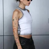 Musculosa de tejido rib blanco con efecto acid wash gris en cuello, sisas y dobladillo inferior, de corte al cuerpo y estilo deportivo.
