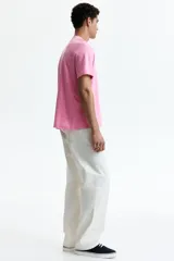 Remera de algodón liviano color rosado, con cuello redondo y diseño clásico de manga corta.
