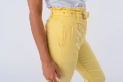 Pantalón capri amarillo con cinturón con hebilla forrada.