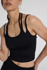 Top largo negro con doble agarre y doble capa de tela.