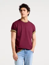 Camiseta de manga corta con cuello redondo, confeccionada en algodón de alta calidad, con un diseño liso y corte clásico.