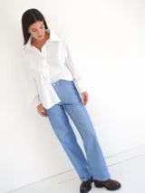 Pantalón celeste de corte recto.