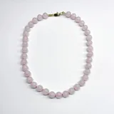Collar de cuarzo rosa compuesto por esferas de 10 mm de diámetro, unidas mediante nudos de hilo rosado. Presenta cierre metálico con baño de oro.