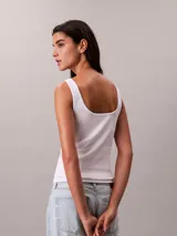 Musculosa blanca de tejido acanalado con escote redondo amplio, tirantes anchos y corte ajustado. Cuenta con el monograma de la marca bordado en el pecho.