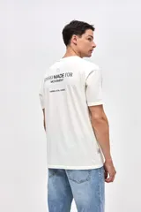 Remera de manga corta con calce relajado, confeccionada en algodón lavado con textura suave. Presenta un diseño con arte estampado en el pecho y en la espalda.