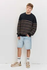 Sweater de punto con rayas horizontales en tonos azul marino y tostado, con cuello redondo, mangas largas y puños y dobladillo acanalados.