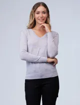 Buzo de lana extra fina color lila, con escote en V y mangas largas.