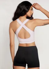 Top deportivo rosado con espalda cruzada, breteles anchos y copas forradas con relleno extraíble.