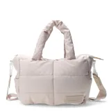 Bolso tipo tote bag acolchado color nude, con doble asa corta y correa larga extraíble.