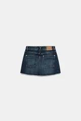 Falda pantalón de denim azul con diseño de cinco bolsillos, cierre frontal con cremallera y botón, y bajo deshilachado sin costuras.