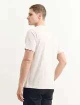 Remera color natural de manga corta con estampa fotográfica en el frente.