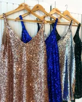 Vestido corto de fiesta confeccionado en tela cubierta de lentejuelas brillantes, con escote en V y breteles finos.