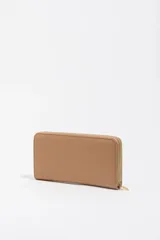 Billetera grande Bimba y Lola de estructura blanda, con cierre de cremallera perimetral y logo metálico dorado aplicado en el frente.