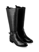 Bota de caña alta con taco medio, confeccionada en una combinación de cuero napa y cuero con textura croco. Presenta un diseño de estilo hípico con hebilla y apliques metálicos decorativos, panel trasero elastizado para mayor ajuste y cierre lateral interno.