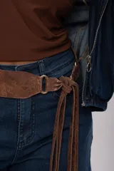Faja ancha color marrón chocolate con acabado texturizado, hebilla de argolla metálica y tiras colgantes con nudo lateral.